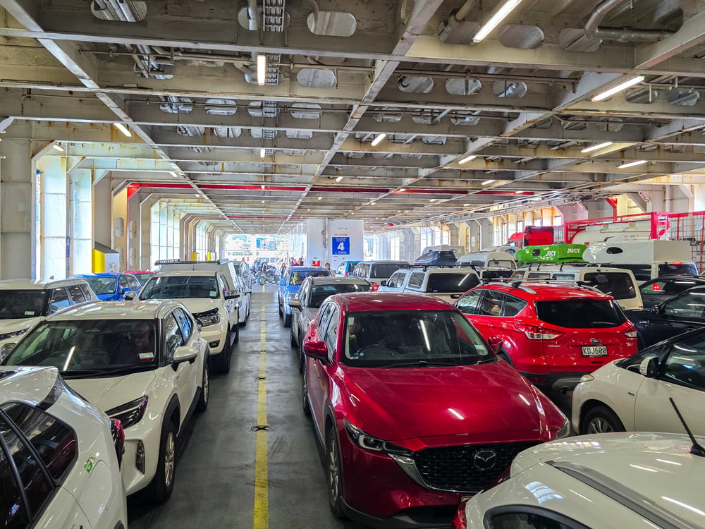 Geparkeerde auto's op een ferry tussen de eilanden