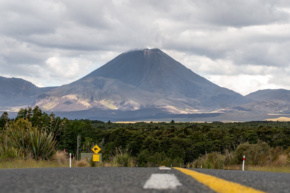 Zicht vanaf de weg op mount Ngauruhoe, Nieuw-Zeeland