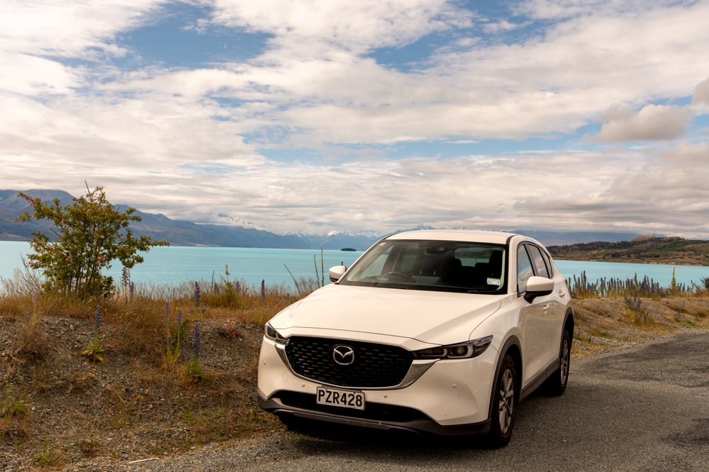 Een witte huurauto voor Lake Pukaki, Nieuw Zeeland