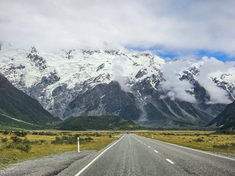 Uitzicht over de snelweg met besneeuwde bergen, Aoraki Mount Cook