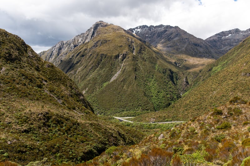 Uitzicht over de Otira valley met omringende groene bergen
