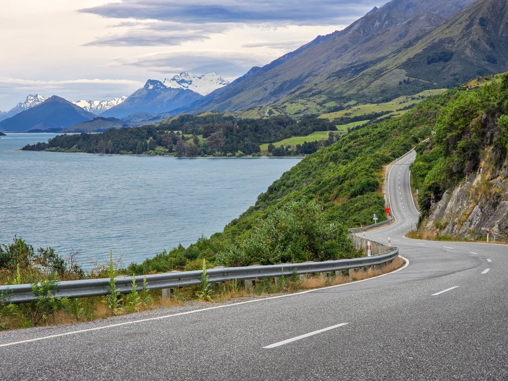 Weg naar Queenstown met bergen en meer
