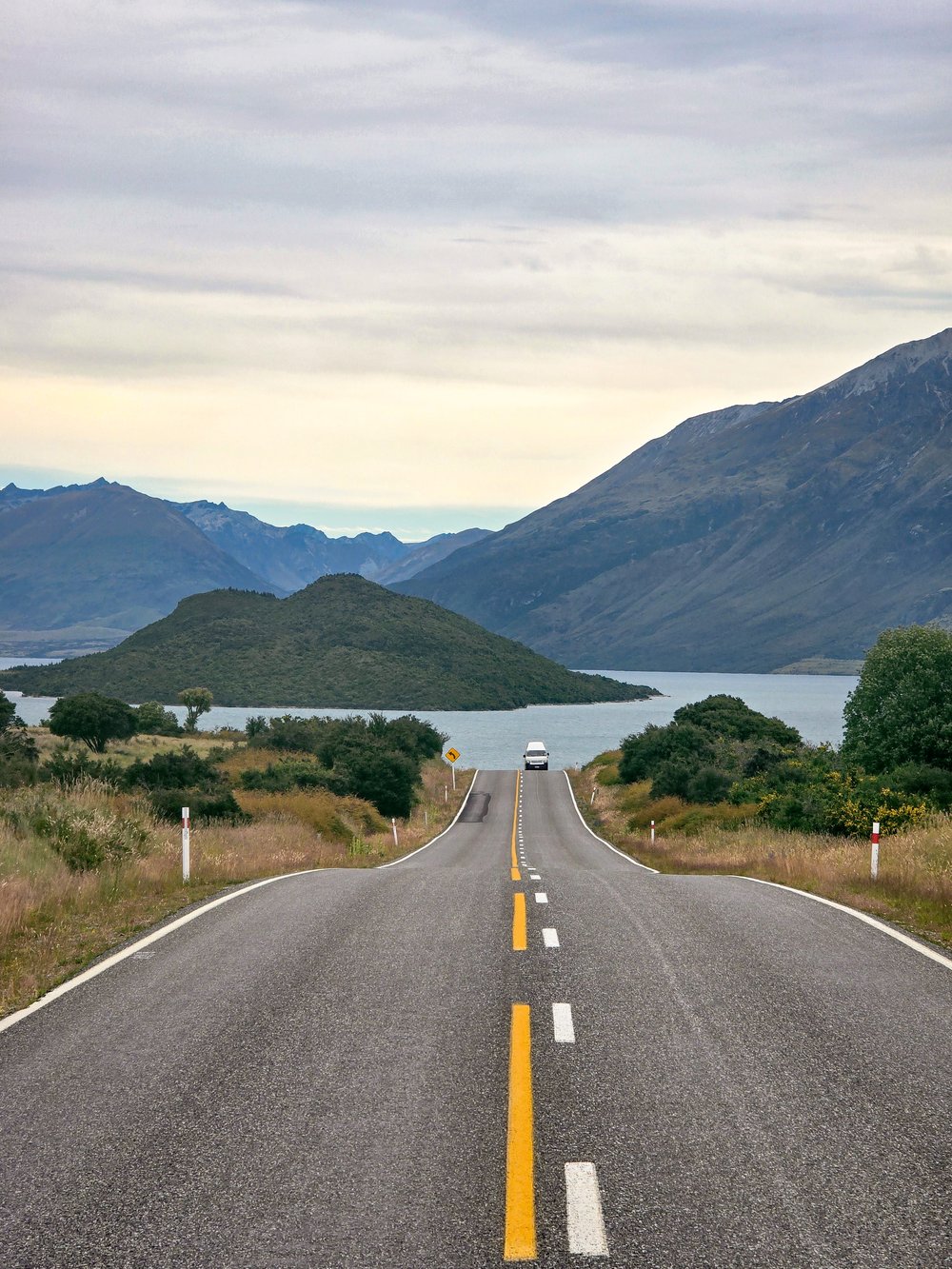 Weg naar een meer omringd door bergen in Glenorchy