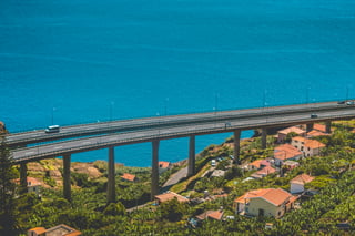 Brug door bergen langs Portugese kust