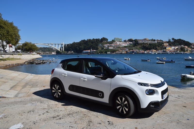 Witte auto aan haven in Portugal