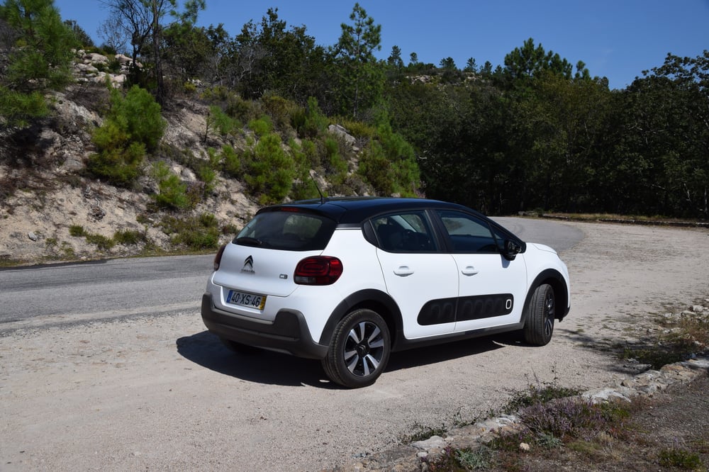 Witte auto bij bergwand Portugal