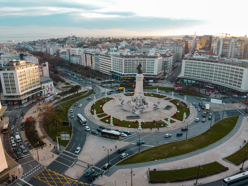 Met een prepaid card een auto huren en de rotondes in Portugal op