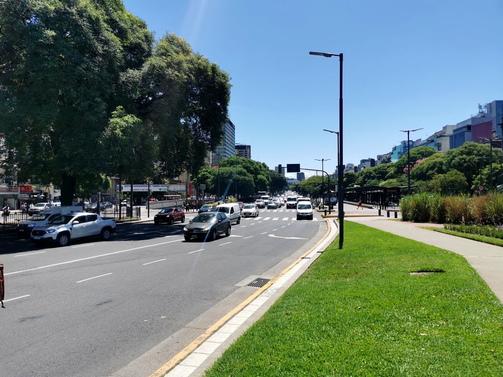 Verkeer in een straat in Buenos Aires, Argentinië