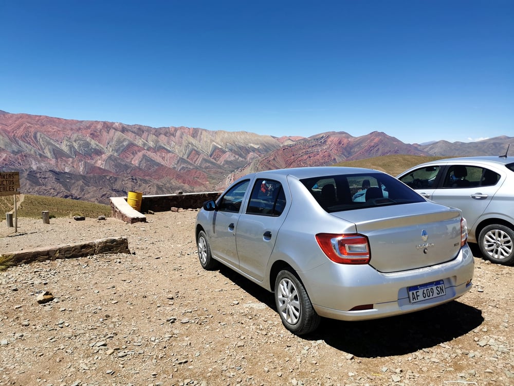 Geparkeerde grijze huurauto op een parkeerplaats in Argentinië