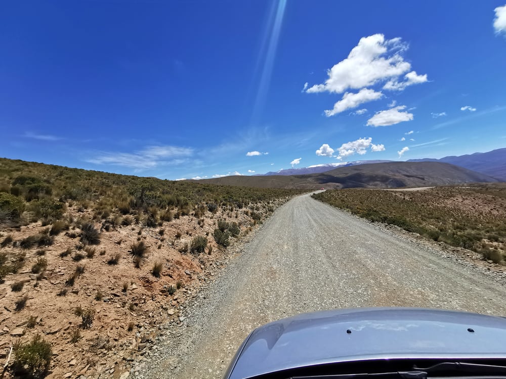 Uitzicht op een onverharde weg in Argentinië
