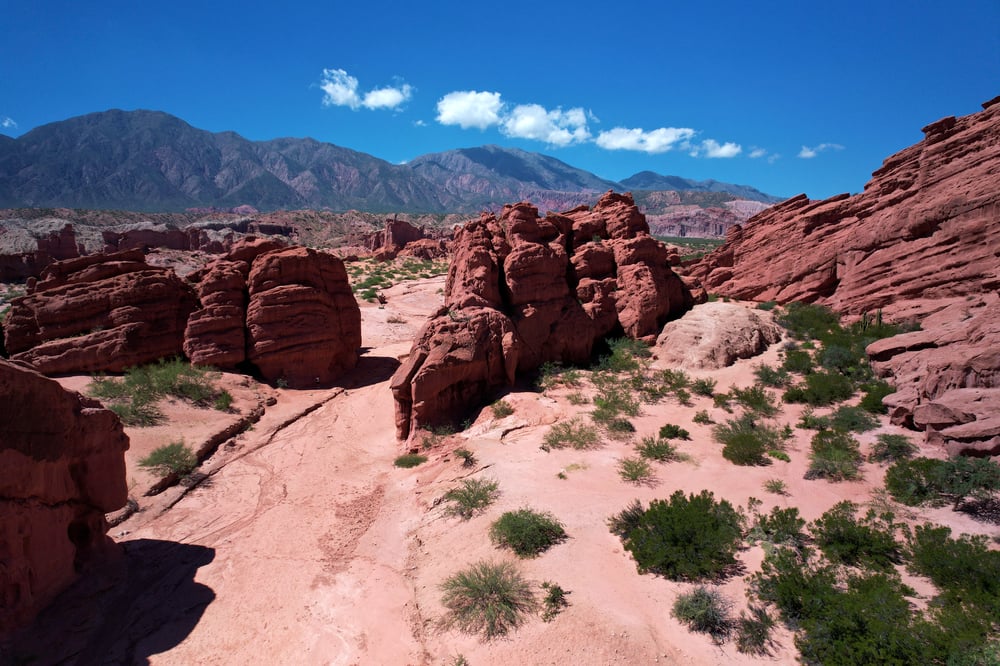 Zicht op de rode heuvels van el hoyo del diablo, Argentina