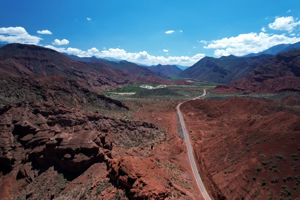 Uitzicht op de weg bij Mirador tres cruces, Argentinië