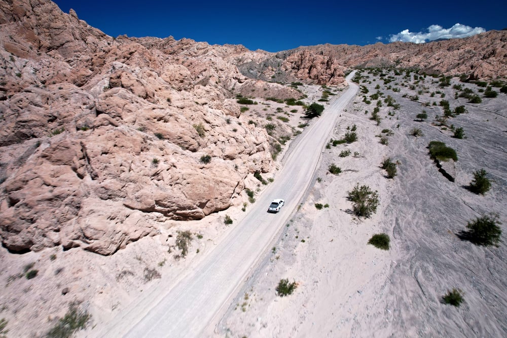 Witte auto die las Flechas binnenrijdt in Argentinië