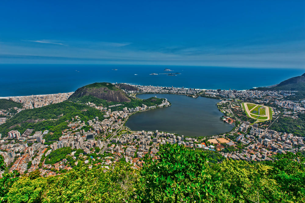 Uitzicht op stad en zee in Brazilië