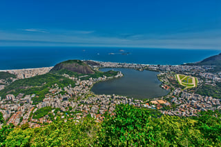 Uitzicht op stad en zee in Brazilië