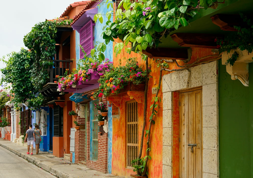 Gekleurde huizen in een Colombiaanse straat