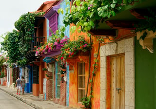 Straat met kleurige huizen in Colombia