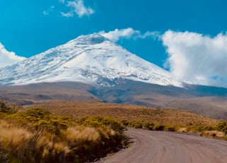 Weg door landschap naar besneeuwde bergen in Ecuador