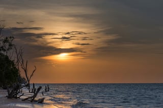 Zonsondergang aan strand in Suriname