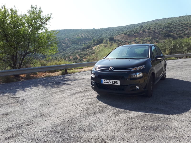 Donkere huurauto aan de kant van de weg in Spanje