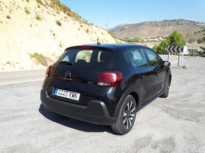Donkere geparkeerde huurauto bij bergen in Spanje