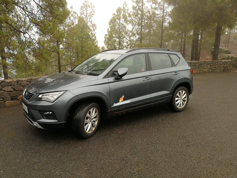 Geparkeerde auto op een bergweg op Gran Canaria, Spanje