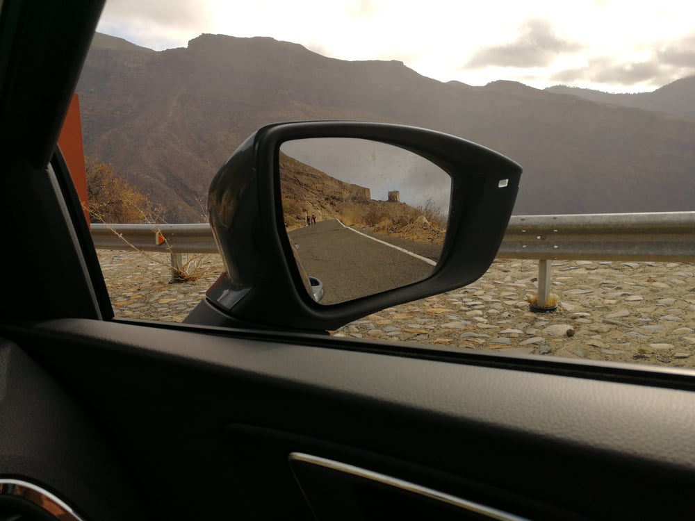 Uitzicht op het landschap tijdens een road trip door Spanje