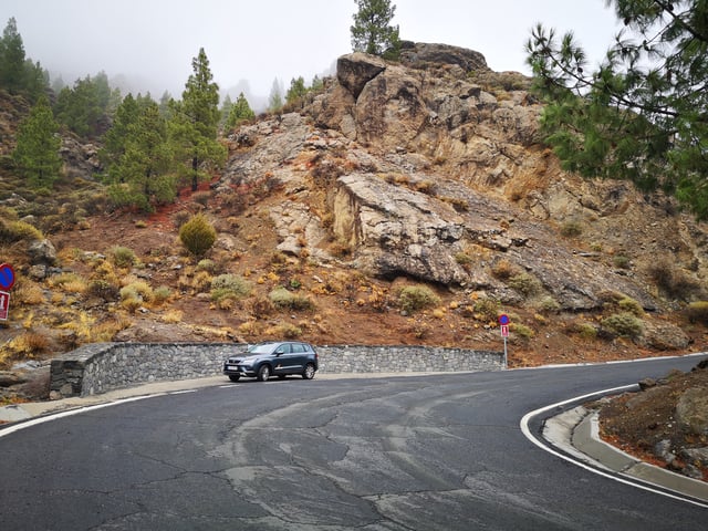 Grijze SUV geparkeerd aan de zijkant van een bergweg in Spanje