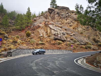 Grijze SUV geparkeerd aan de zijkant van een bergweg in Spanje