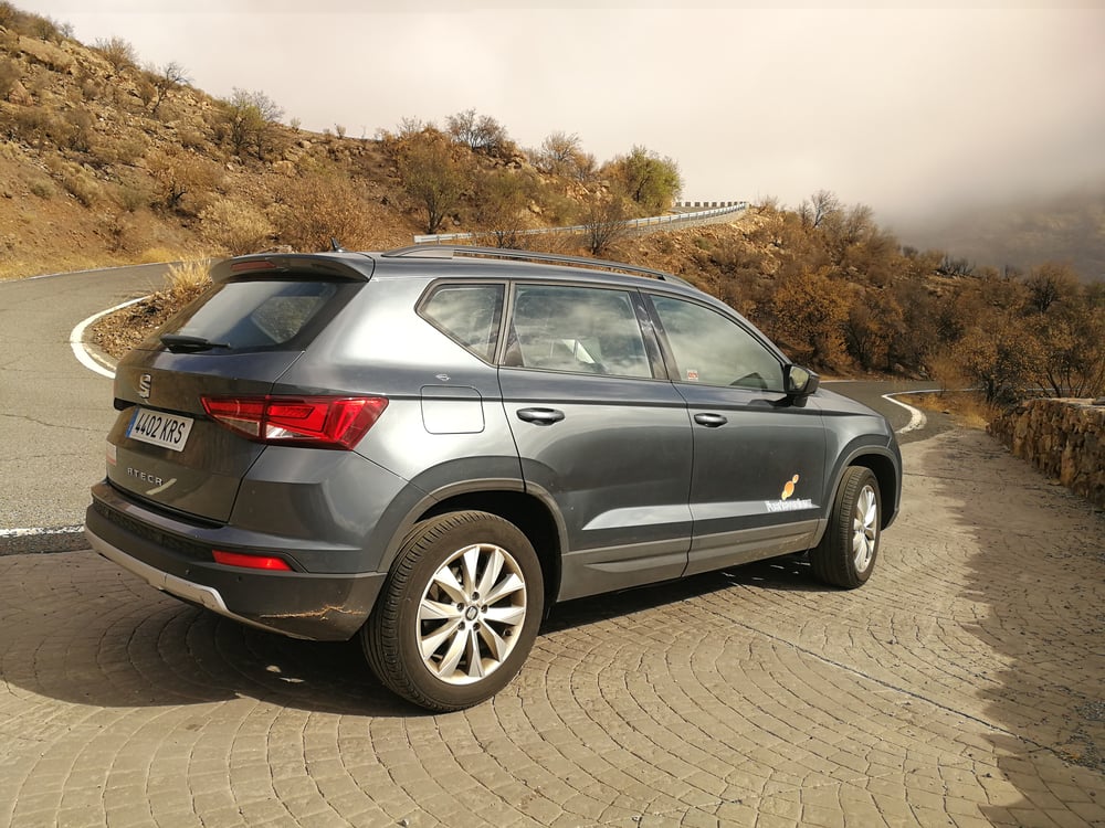 SUV geparkeerd naast een weg in Spanje