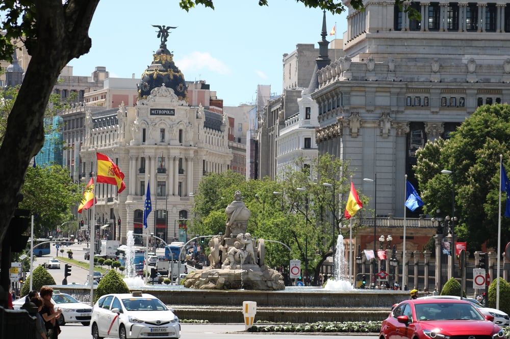 Verkeer op een rotonde in Madrid, Spanje
