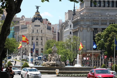 Verkeer op een rotonde in Madrid, Spanje