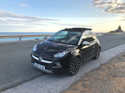 Donkere huurauto geparkeerd bij de zee in Spanje