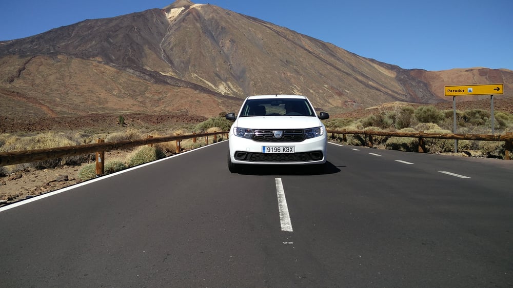 Witte auto op het midden van de weg op Tenerife, Spanje