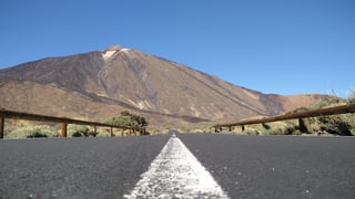 Weg in Spanje met berg op achtergrond