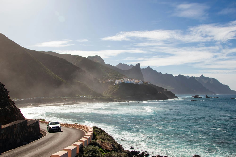 Een huurauto die langs de kust rijdt op Tenerife