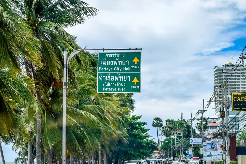 Verkeersborden in het Thais en Engels