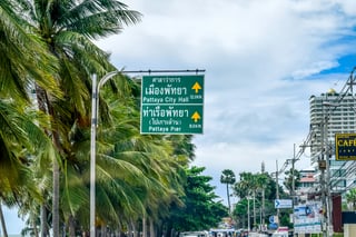 Verkeersborden in het Thais en Engels