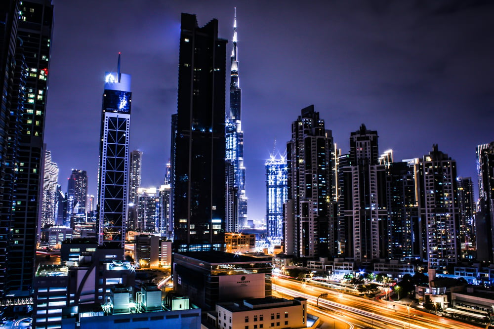 Stad bij nacht in Verenigde Arabische Emiraten