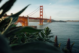 Golden Gate Bridge in mooi weer en kalm water